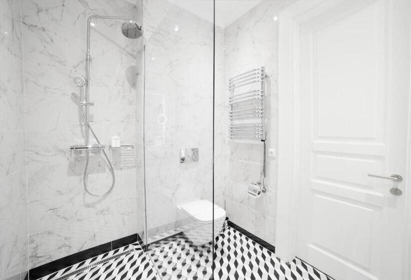 غرفة كلاسيكية مطلّة علي المدينة, Modern Art