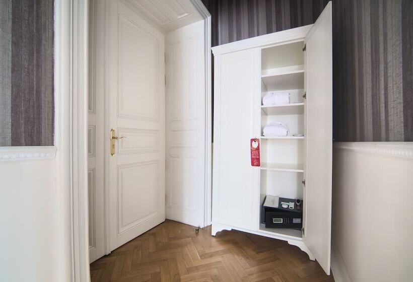 جناح, Modern Art