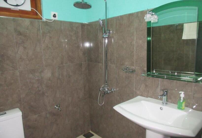 غرفة قياسية رباعية, New Blue Home