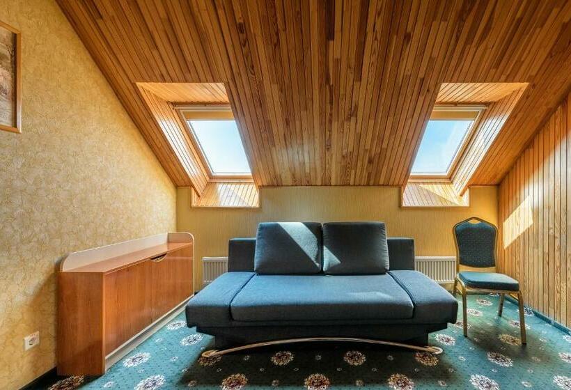 Duplex Junior Suite, Status