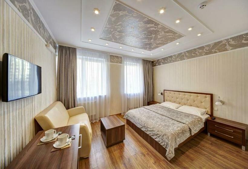 小型套房, Three Crowns