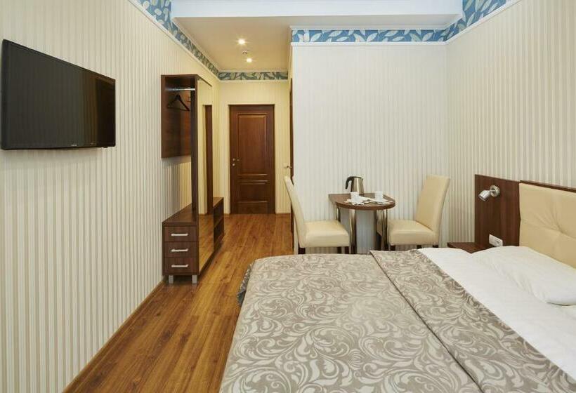 标准间, Three Crowns