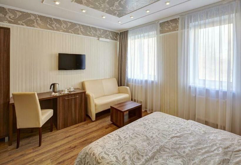 小型套房, Three Crowns