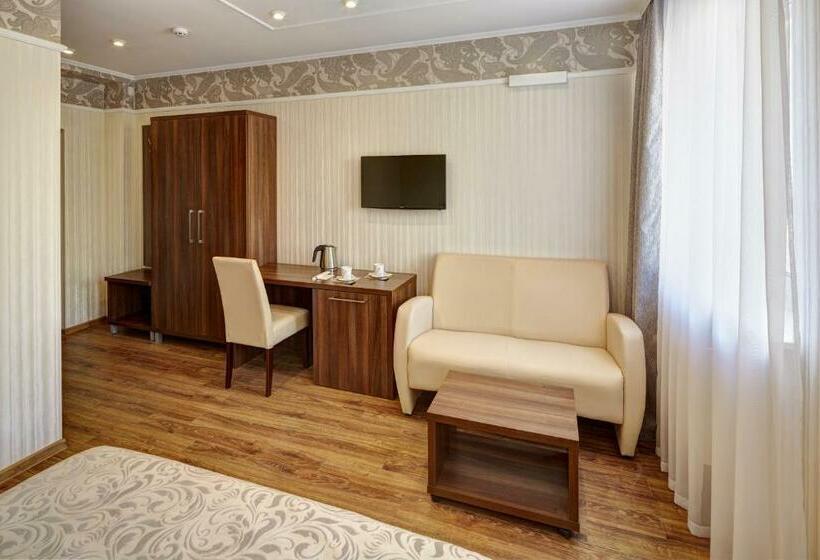 小型套房, Three Crowns