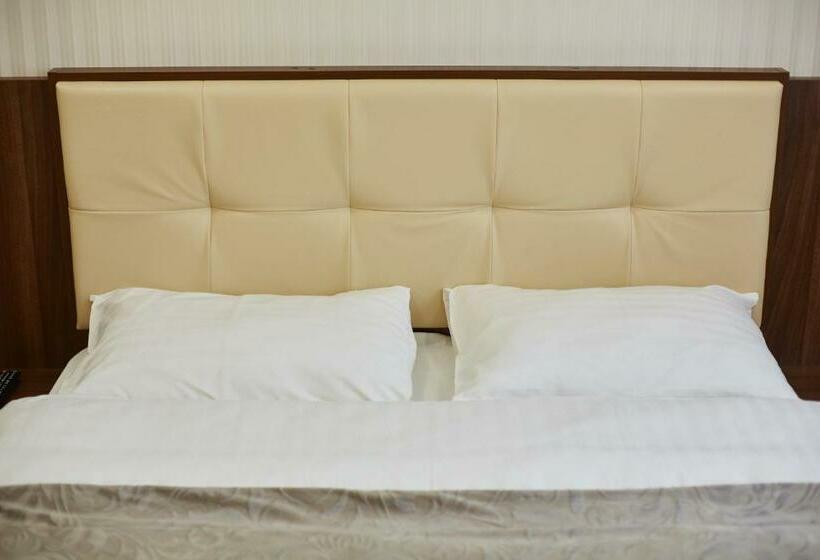 标准间, Three Crowns