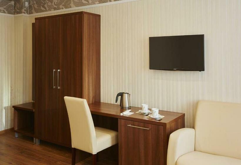 小型套房, Three Crowns