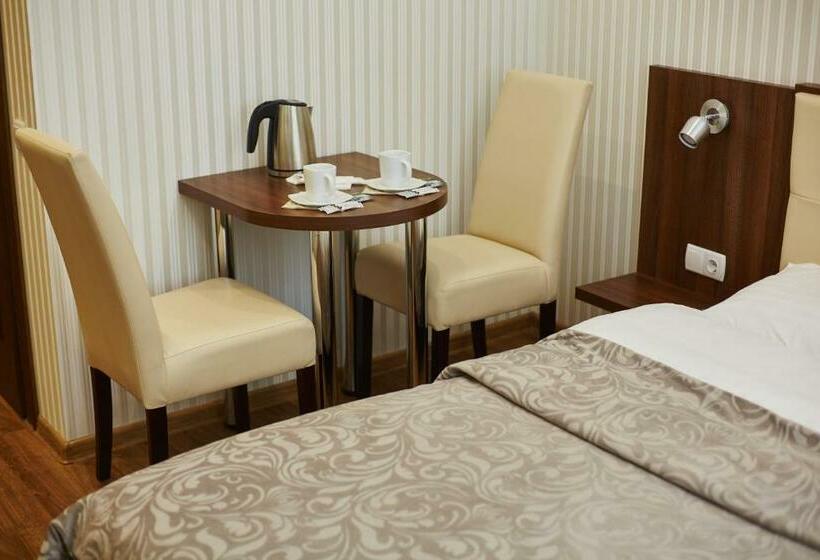 标准间, Three Crowns