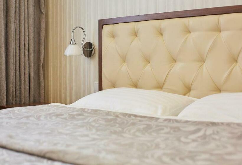 小型套房, Three Crowns