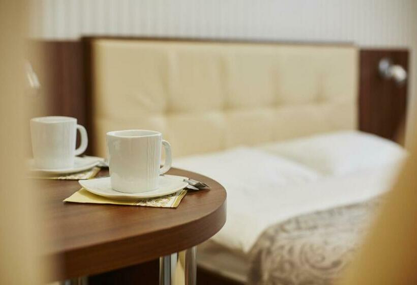 标准间, Three Crowns