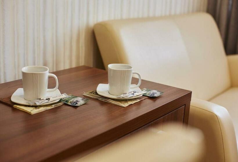 小型套房, Three Crowns