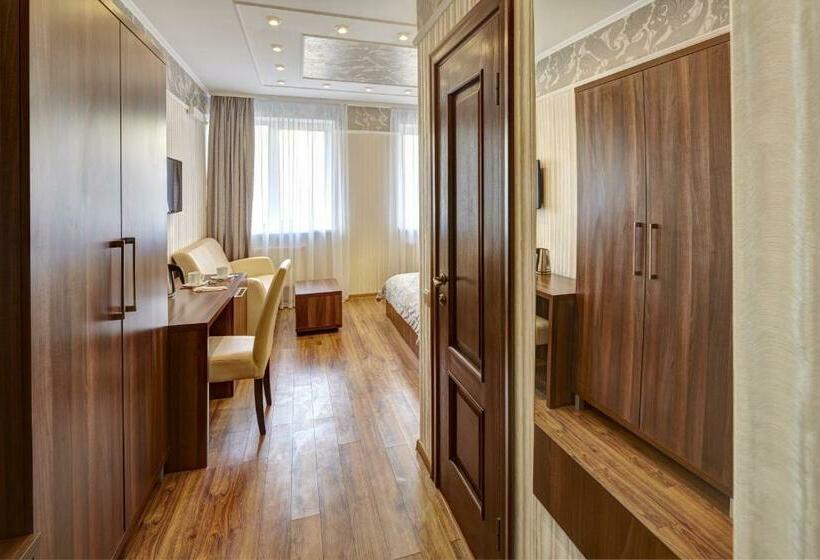 小型套房, Three Crowns