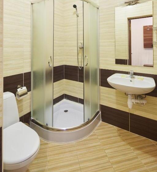 标准间, Three Crowns