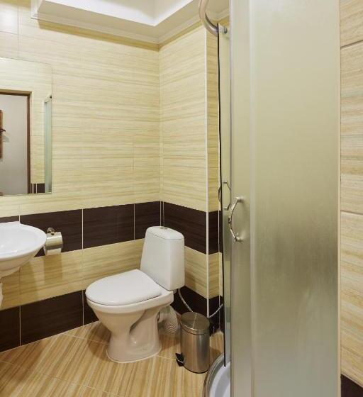 标准间, Three Crowns