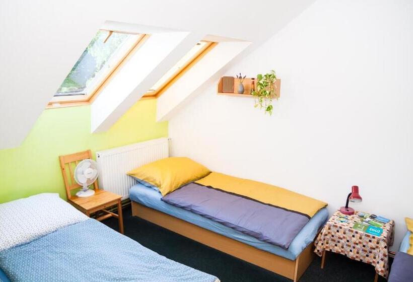 חדר סטנדרטי לארבעה עם חדר אמבטיה משותף, Turisticka Ubytovna Cakle