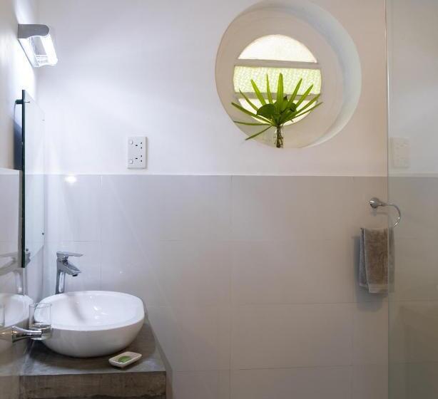 Номер Стандарт Вид на Сад, 27 Spathodea  Oasis In The City