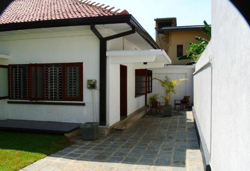 Номер Стандарт Вид на Сад, 27 Spathodea Oasis In The City