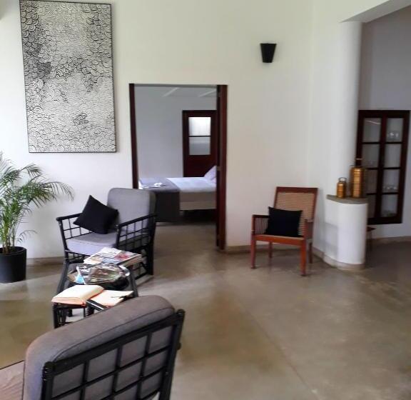 Номер Стандарт Вид на Сад, 27 Spathodea  Oasis In The City