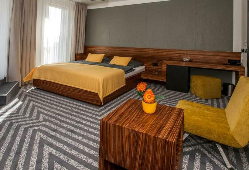 デラックスルーム, 99