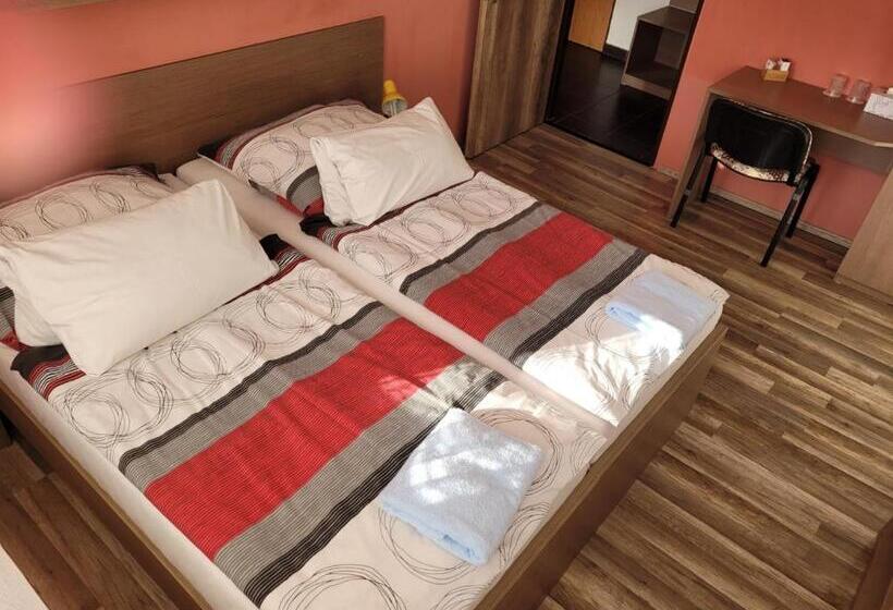 חדר סטנדרט לשלושה, Gól Prostějov