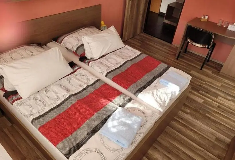 スタンダードトリプルルーム, Gól Prostějov