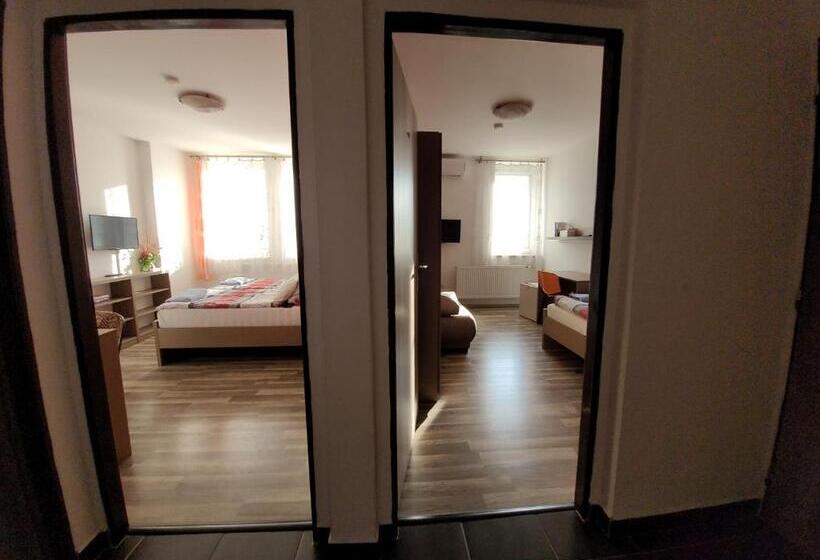 חדר סטנדרט לשלושה, Gól Prostějov