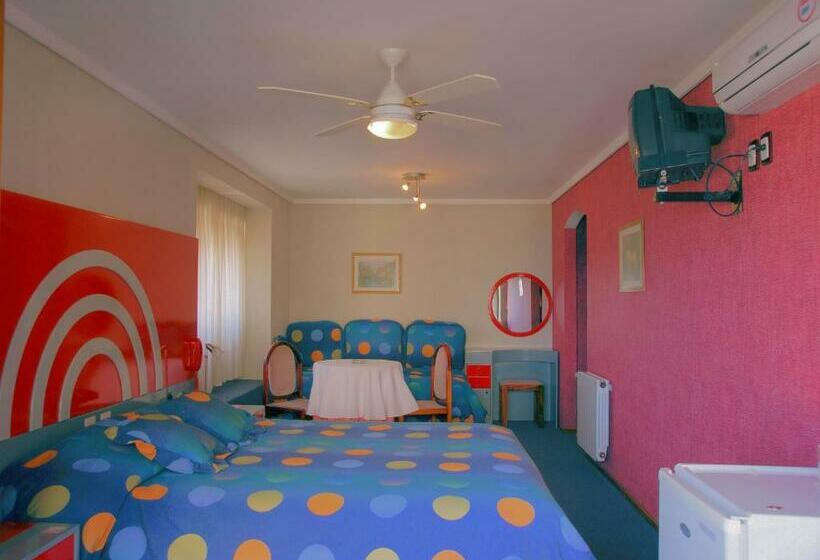 اتاق استاندارد سه نفره, Gran International