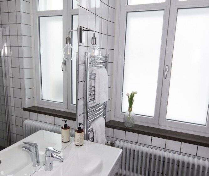 스탠다드 싱글 룸, Livin Station