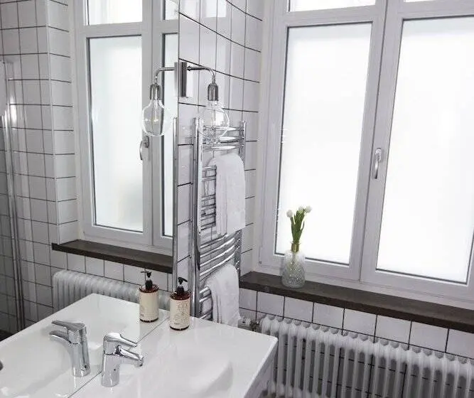 Standard Yhden Hengen Huone, Livin Station