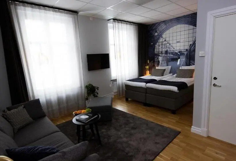 Standard Neljän Hengen Huone, Livin Station