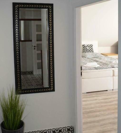 آپارتمان یک خوابه با دری مشترک که هال را جدا می کند., Na Baste