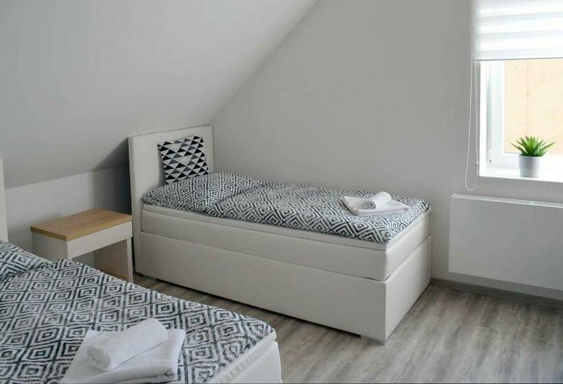 آپارتمان یک خوابه با دری مشترک که هال را جدا می کند., Na Baste