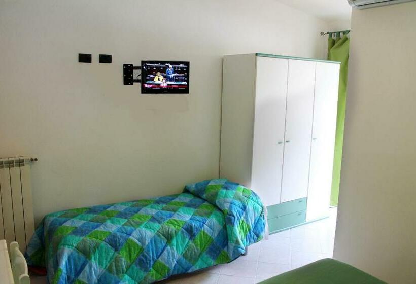 חדר סטנדרט לשלושה עם מרפסת, Ulisse