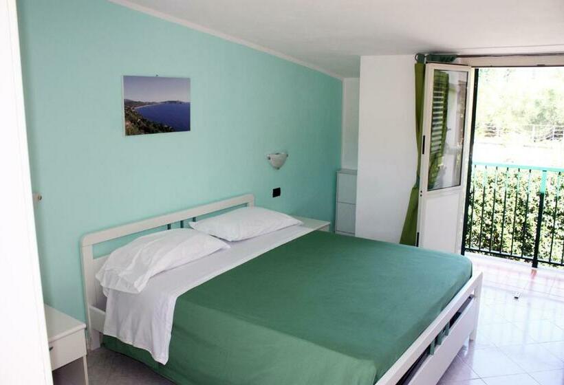 חדר לארבעה סטנדרטי עם מרפסת, Ulisse