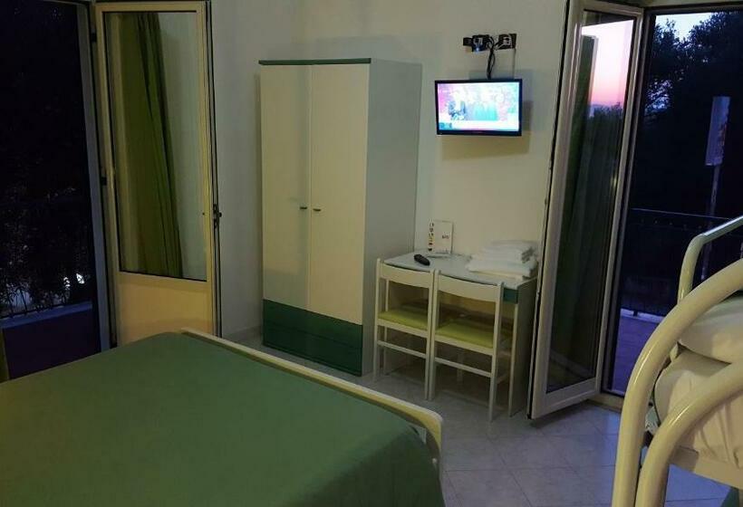 חדר לארבעה סטנדרטי עם מרפסת, Ulisse