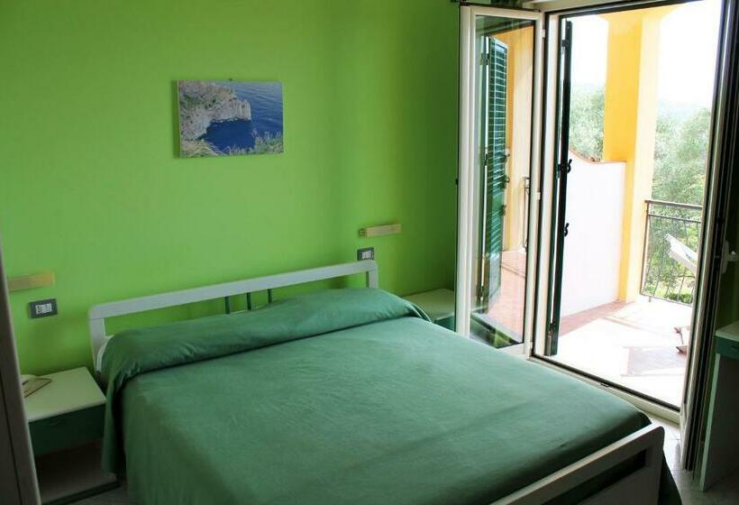 חדר סטנדרט לשלושה עם מרפסת, Ulisse