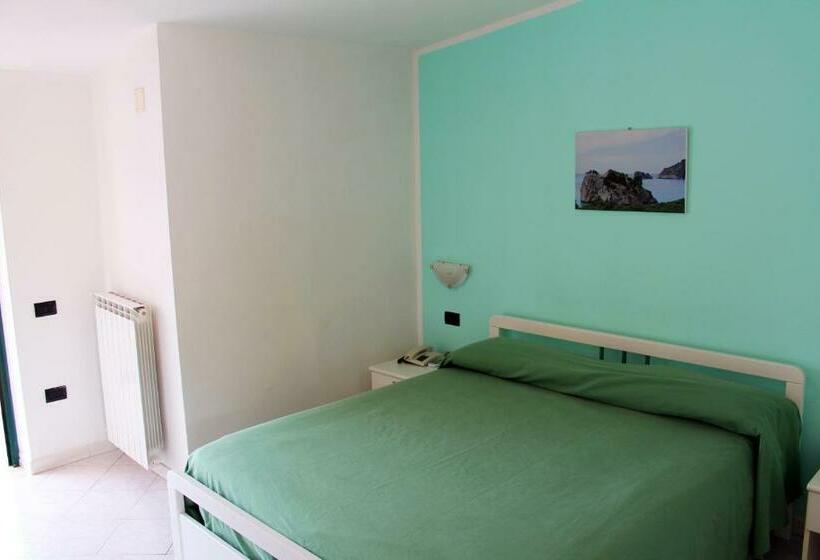 חדר לארבעה סטנדרטי עם מרפסת, Ulisse