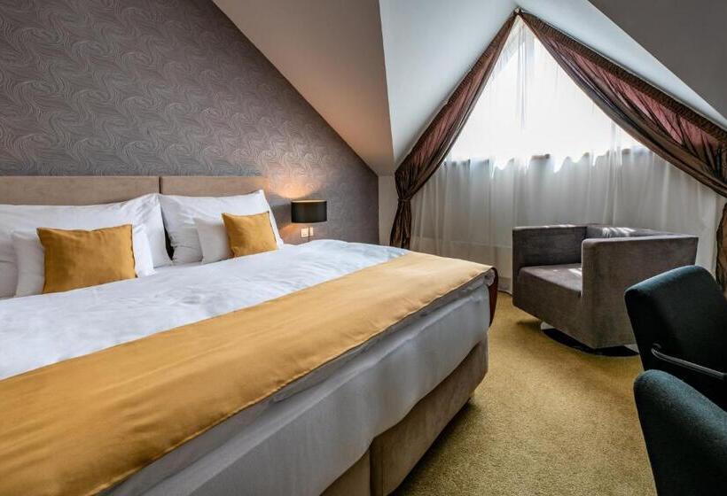 جناح عائلي, Větruše