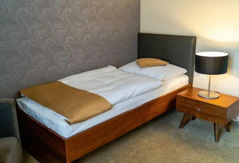 Standard Yhden Hengen Huone, Větruše