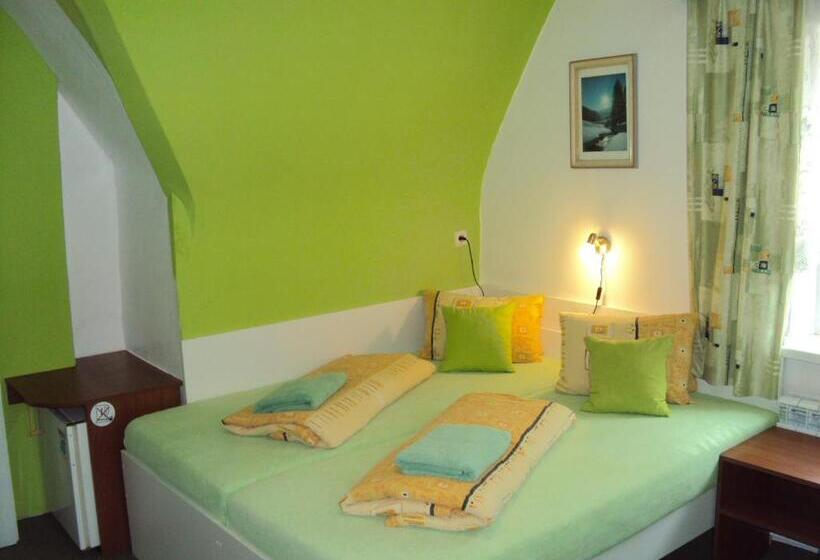 غرفة قياسية رباعية, Zátiší