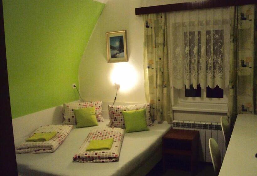 غرفة قياسية رباعية, Zátiší