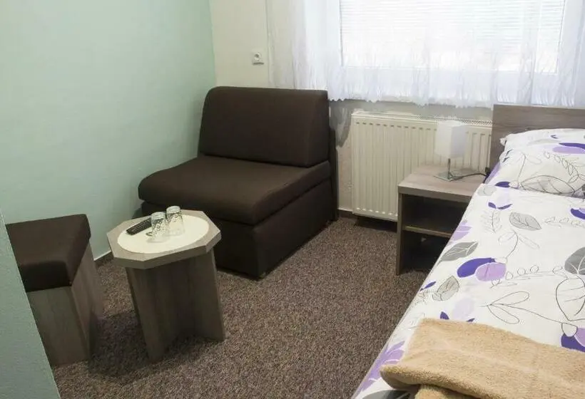 Standard Yhden Hengen Huone, Motel Pávov