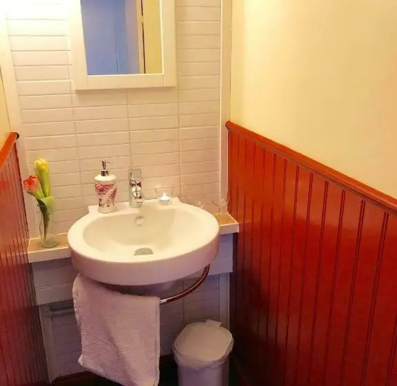 Standard Neljän Hengen Huone Jaettu Kylpyhuone, Prinsgården B&b Rum Stugor