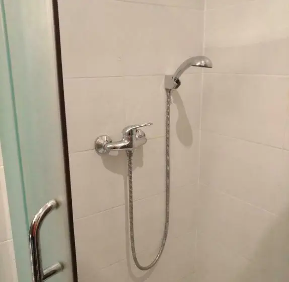 اتاق اکونومی, Hostel Lux