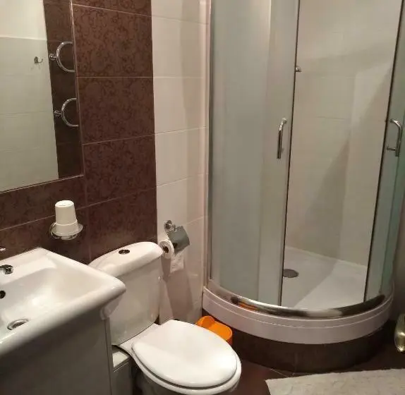 اتاق اکونومی, Hostel Lux