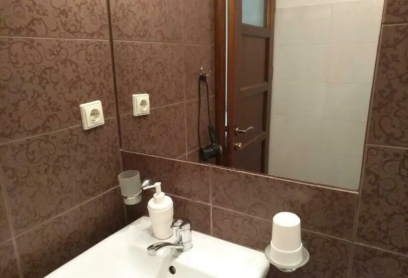 اتاق اکونومی, Hostel Lux
