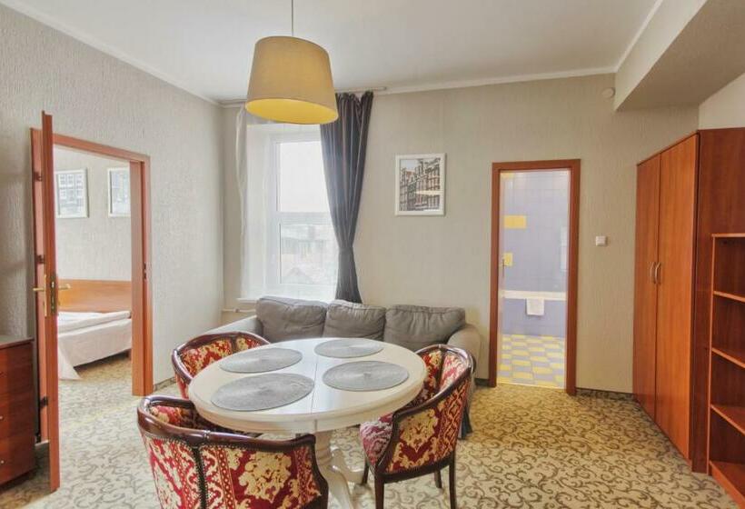 اتاق لوکس چهار تخته, Inza