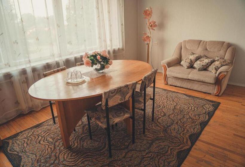 اتاق خانوادگی, L Pääsuke