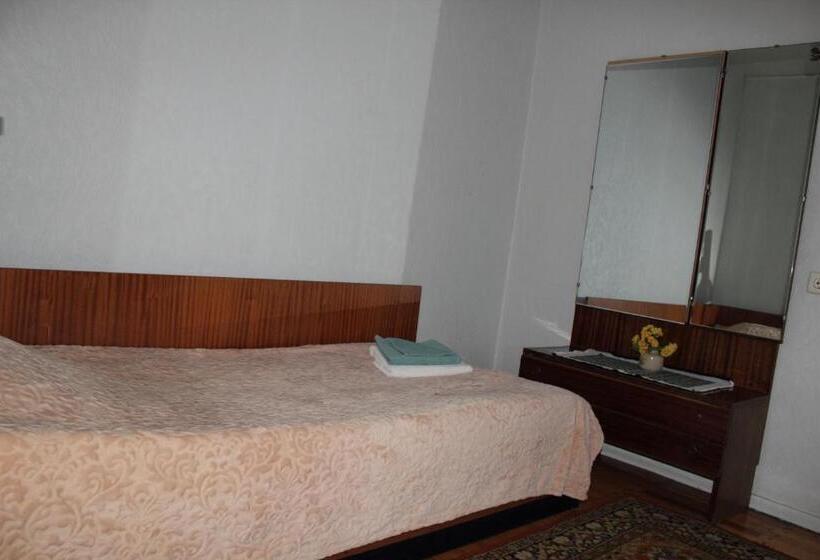 اتاق خانوادگی, L Pääsuke