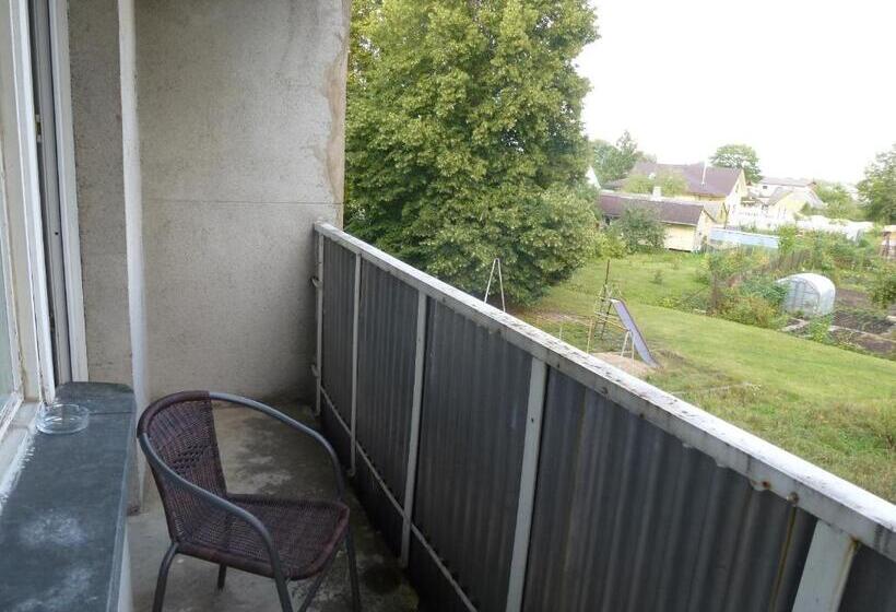 اتاق خانوادگی, L Pääsuke