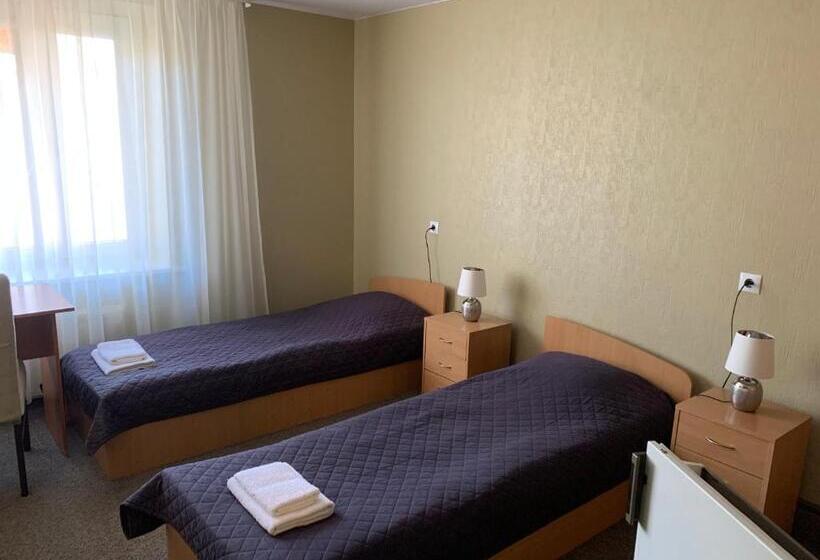 اتاق سهنفرۀ استاندارد با سرویس بهداشتی بیرون از اتاق, Laisves 30